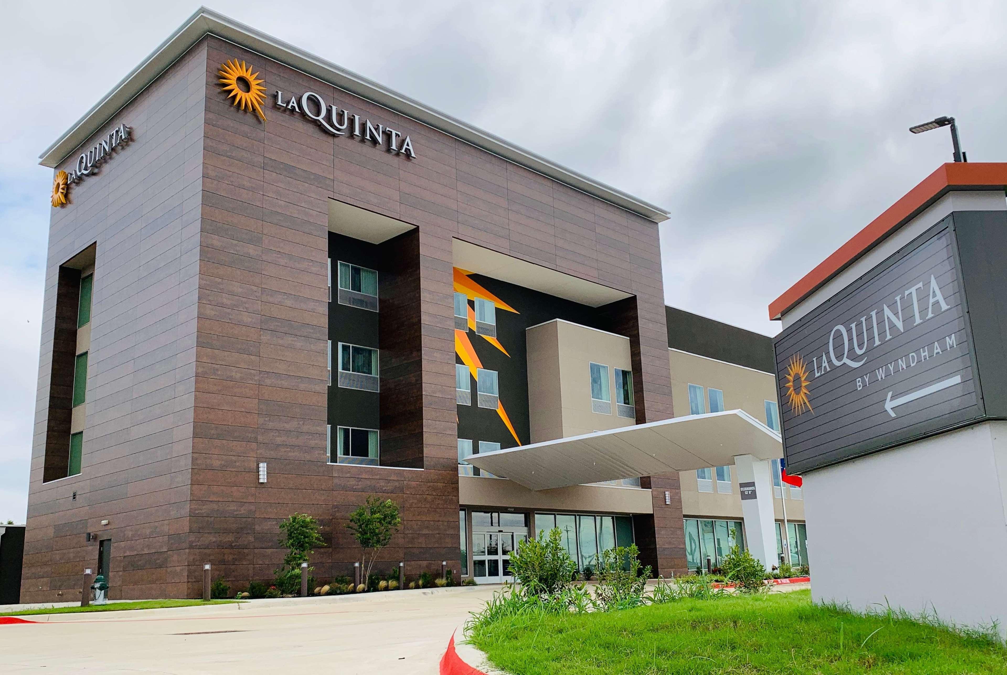 La Quinta Inn & Suites By Wyndham - Red Oak Tx Ih-35E מראה חיצוני תמונה